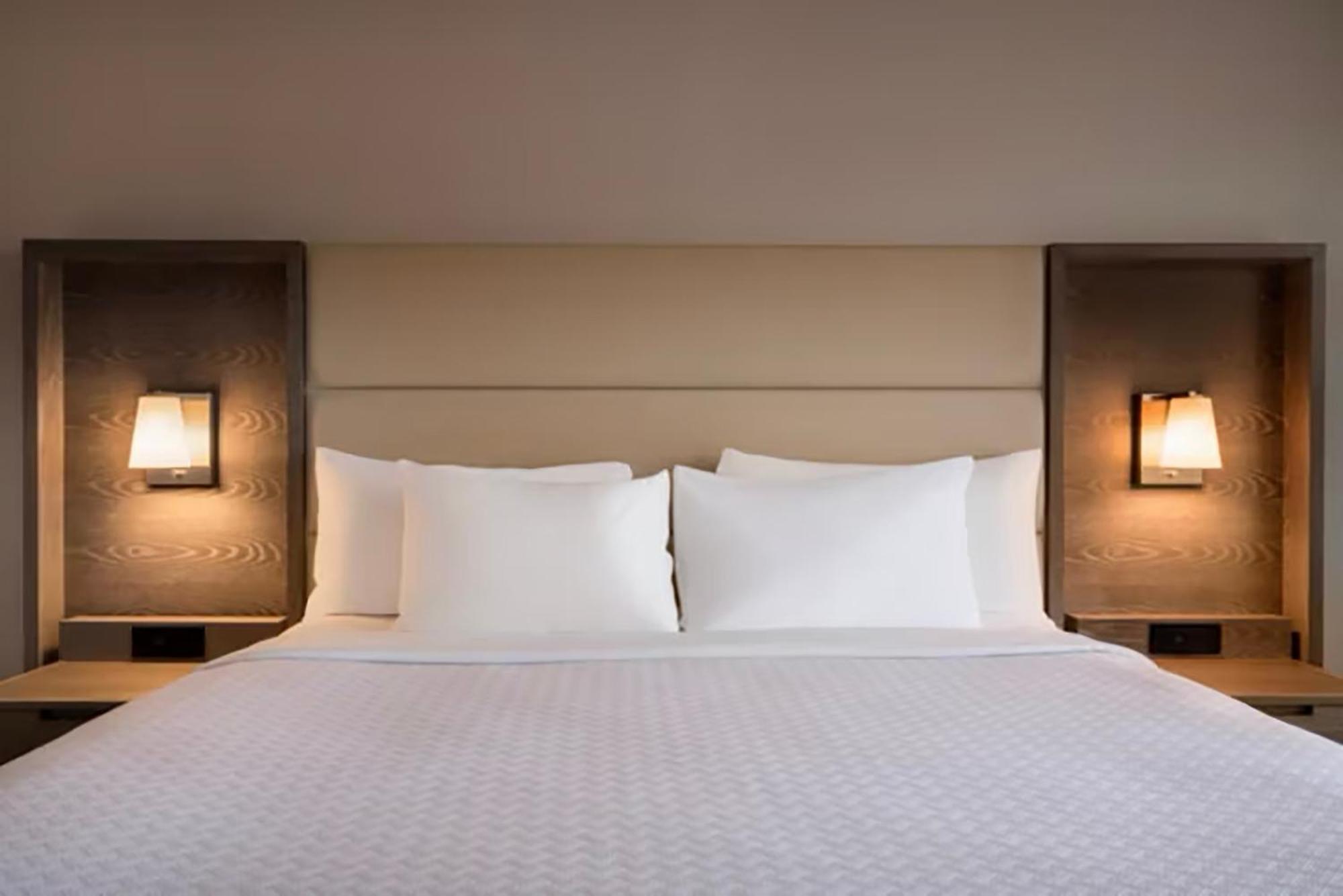 Отель Crowne Plaza Englewood By Ihg Экстерьер фото